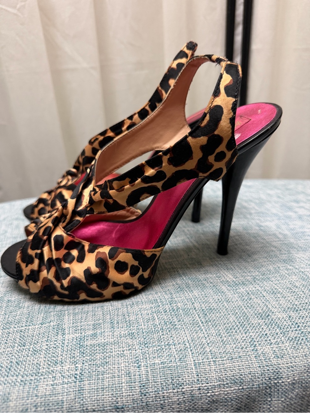 Betsey Johnson Leopard Print Slingback Heels with Hot Pink Insole - Picture 2 of 4